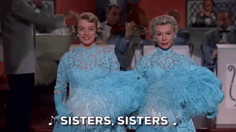 12 coisas que só mesmo quem tem irmãos entende Duas mulheres vestindo um espalhafatoso vestido azul e cantando