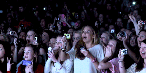 12 coisas que só mesmo quem tem irmãos entende Adolescentes gritam na plateia do show e apostam suas câmeras para o palco