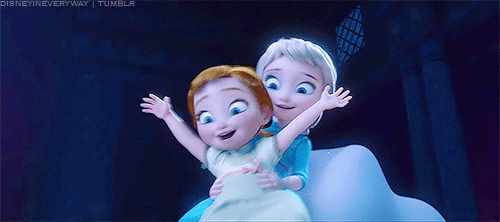 12 coisas que só mesmo quem tem irmãos entende Ana e Elsa de Frozen, ainda crianças, descendo um escorregador