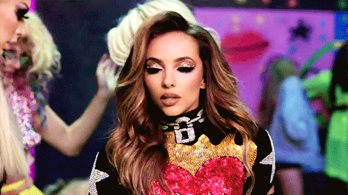 12 coisas que só mesmo quem tem irmãos entende Jade, do Little Mix, fazendo cara de paqueradora