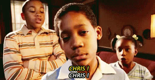 12 coisas que só mesmo quem tem irmãos entende Chris, de Todo Mundo Odeia o Chris, fazendo cara de cansado pra câmera enquanto seus irmãos gritam seu nome atrás