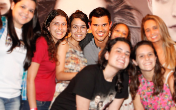 Taylor Lautner com fãs no Rio de Janeiro