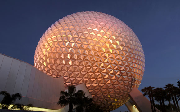 Em Spaceship Earth, a história da comunicação e a importância dela nos dias de hoje é contada por cenários quase vivos e narrações pela atriz Judi Dench.