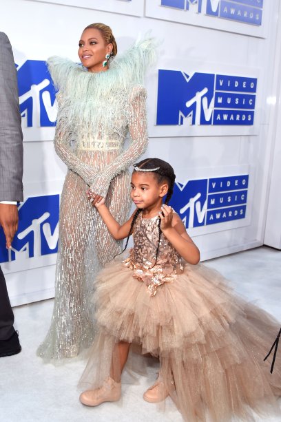 Que dupla! Queen B ao lado da mini diva Blue Ivy. A gente queria ter no armário esses vestidos perfeitos que elas usaram no VMA.