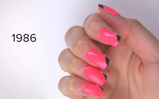 unhas pintadas de rosa com detalhe preto