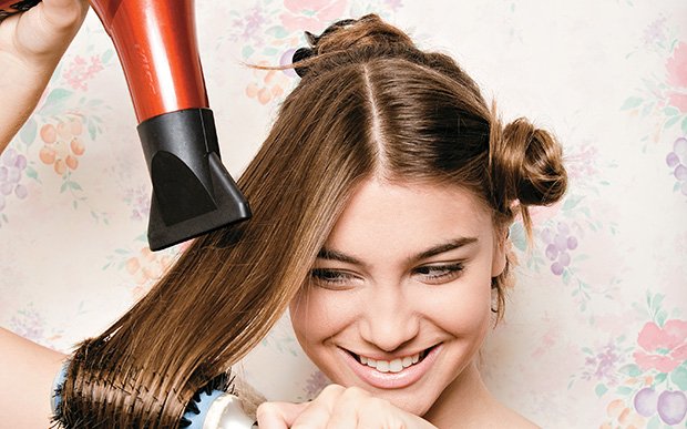 frizz-secador garota secando o cabelo com secador