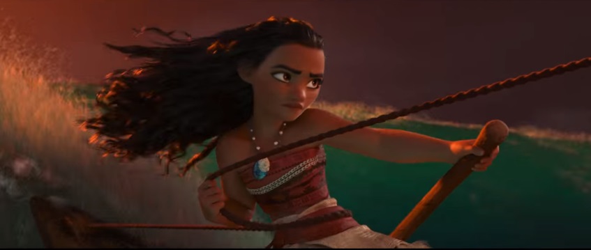 Moana em cena do filme puxando as velas de um barco