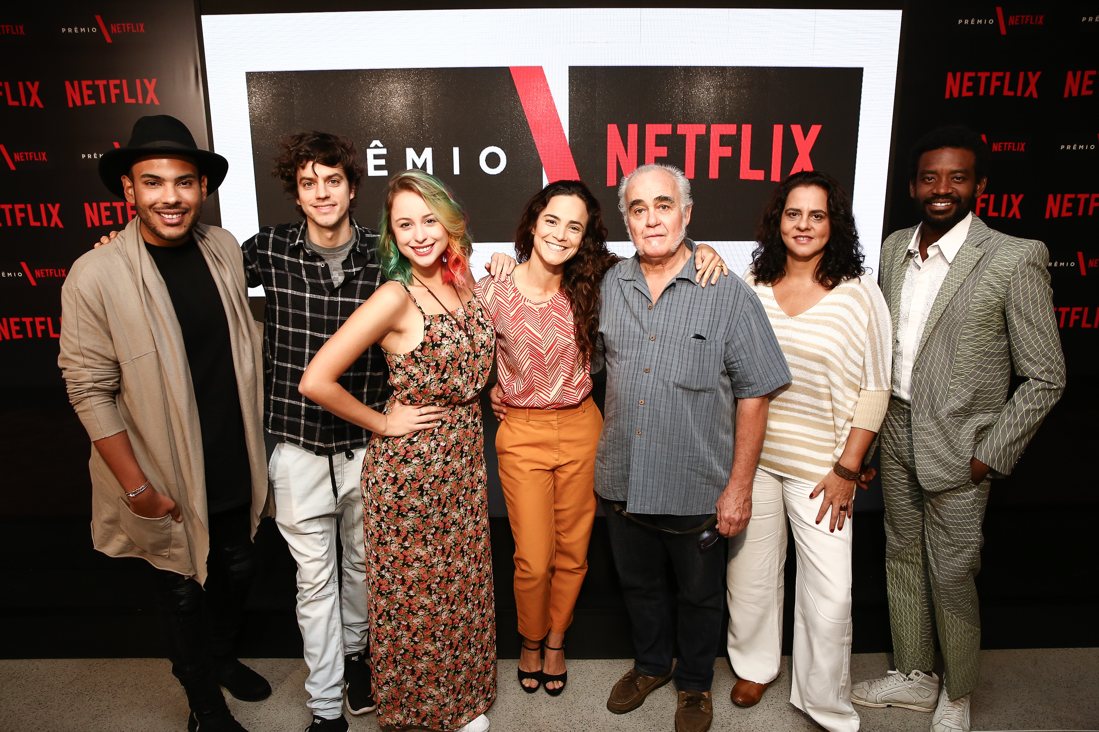 Jurados do Prêmio Netflix posam para foto em São Paulo