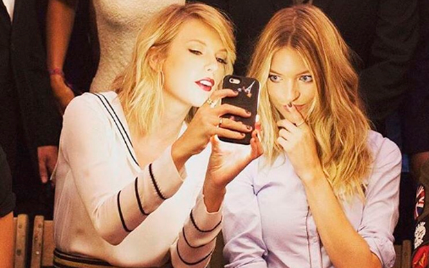 Taylor Swift com a top Martha Hunt no desfile da Tommy X Gigi