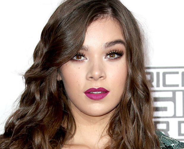 make-ama-2016-hailee-stenfeld