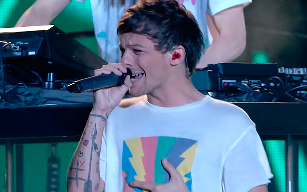 Louis Tomlinson homenageia mãe em show: 'Deve estar orgulhosa!' Louis Tomlinson homenageia mãe em show: 'Deve estar orgulhosa!'