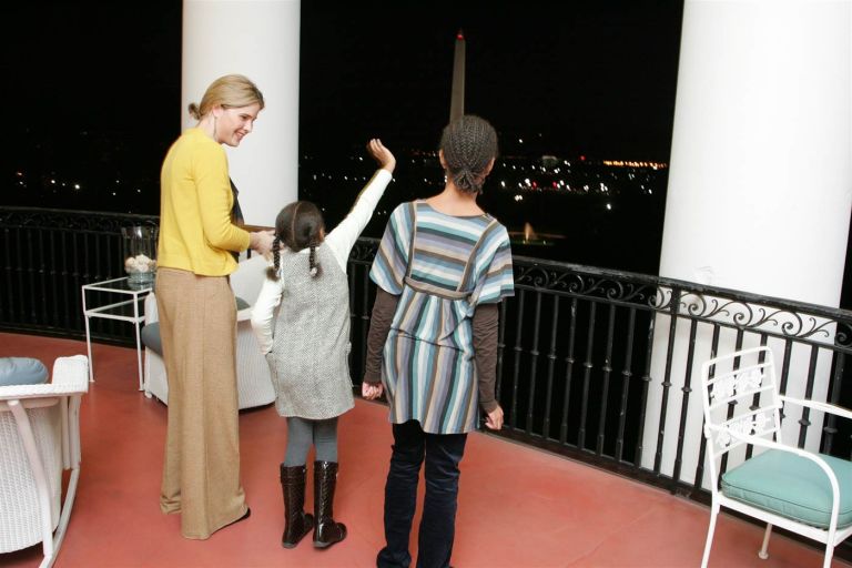 Ensaiando como dizer olá ao povo da varanda Trumam (Foto: Reprodução)