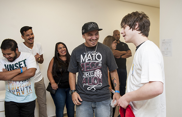 Jake Bugg distribui (muitos!) sorrisos em show em SP e no camarim