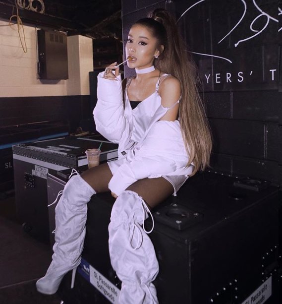 2019 - A Sweetener Tour começou REAL! E esse look foi só uma prévia do que viria por aí...