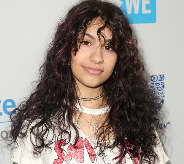 cabelo-cacheado-franja-alessia-cara