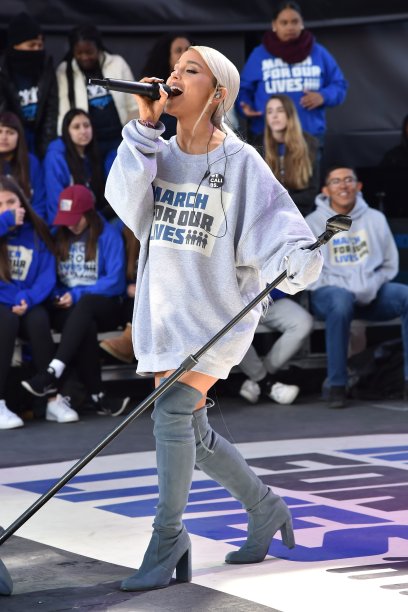 2018 - E não foi apenas no street style que a cantora usou moletom e bota não, viu? Ela fez muito show com essa combinação!