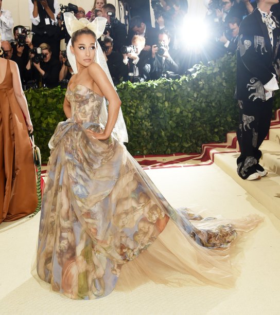 2018 - No MET Gala, a cantora apostou em longo inspirado no teto da Capela Sistina. O visu foi assinado por Vera Wang.