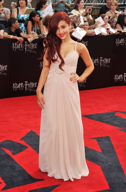 2011 -  A cantora usou um look todo girlie para a première de "Harry Potter e as Relíquias da Morte: Parte 2", em Nova York.