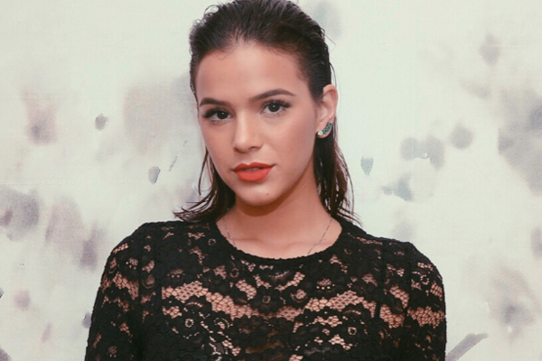 Bruna Marquezine de vestido preto e cabelo com aspecto molhado