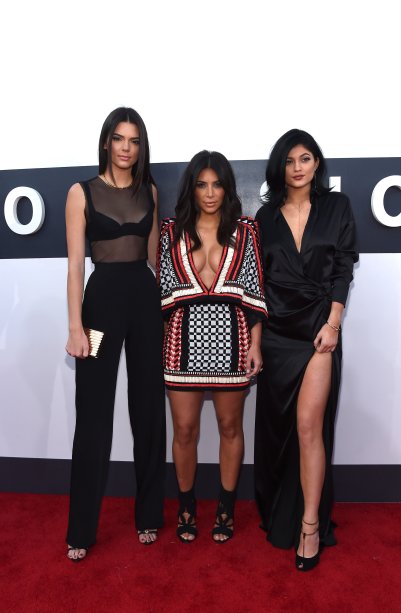 Em 2014, as Kardashians apareceram juntas no red carpet, e Kendall, Kim e Kylie estavam maravilhosas! Kendall apostou na transparência, Kim no decotão e Kylie na fenda poderosa. 