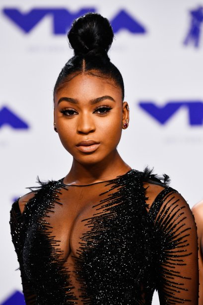 Normani Kordei lacrou a premiação com um coque bem alto e tons terrosos no make, tanto nos olhos quanto nos lábios.