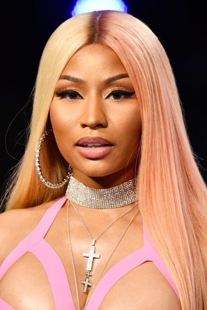 Nicki Minaj apareceu com um delineado gatinho bem grosso, o que levou toda a atenção para o olhar, que também tinha cílios postiços!