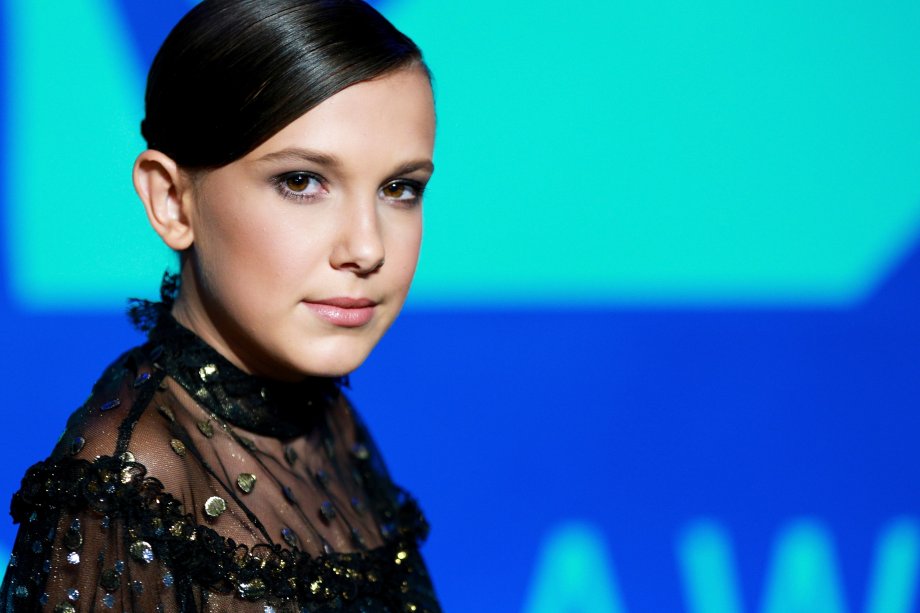 A maquiagem de Millie Bobby Brown foi bem suave e natural. Apenas com um pouquinho de blush, um gloss rosado e um delineado bem rente aos cílios, ela apareceu deslumbrante no tapete vermelho.