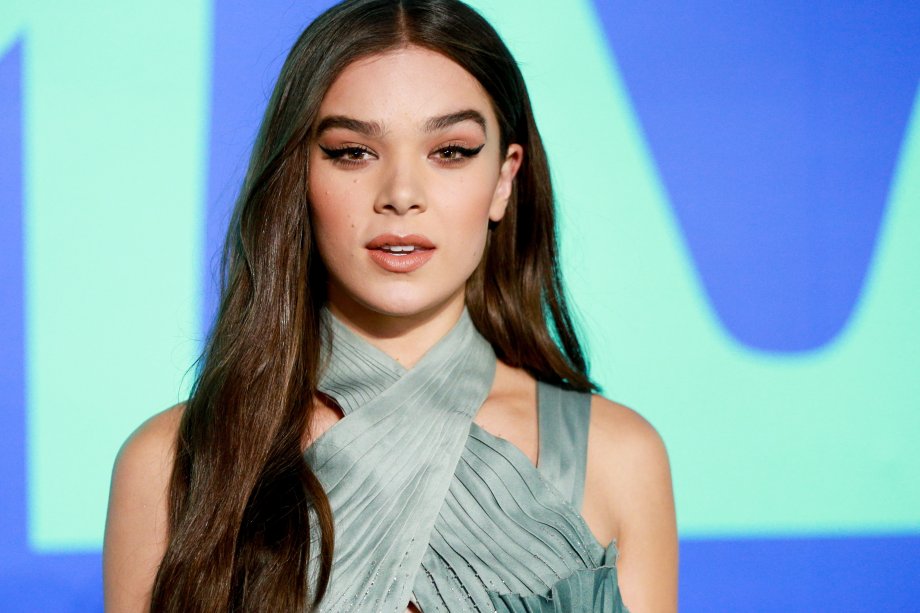 Hailee Steinfeld é a deusa do gatinho e é claro que ela apostou nesse delineado na noite do VMA. Com a sombra e o batom combinando, o destaque ficou todinho para o gatinho bem alongado!