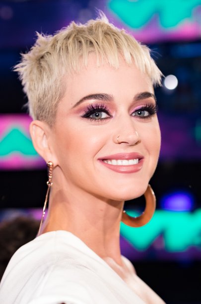 Katy Perry caprichou no olhar! Com uma pele mais natural e um batom cremoso, a apresentadora da noite apostou em tons de rosa para a sombra, criando uma espécie de gatinho um pouco mais afastado dos cílios.