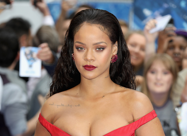 rihanna vestido vermelho cabelo solto