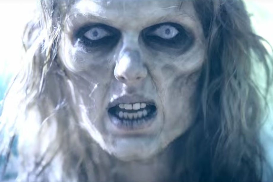 O clipe começa com uma ótima inspiração para o Halloween, haha! Taylor apostou no visual zumbi para impactar todo mundo no início do clipe.