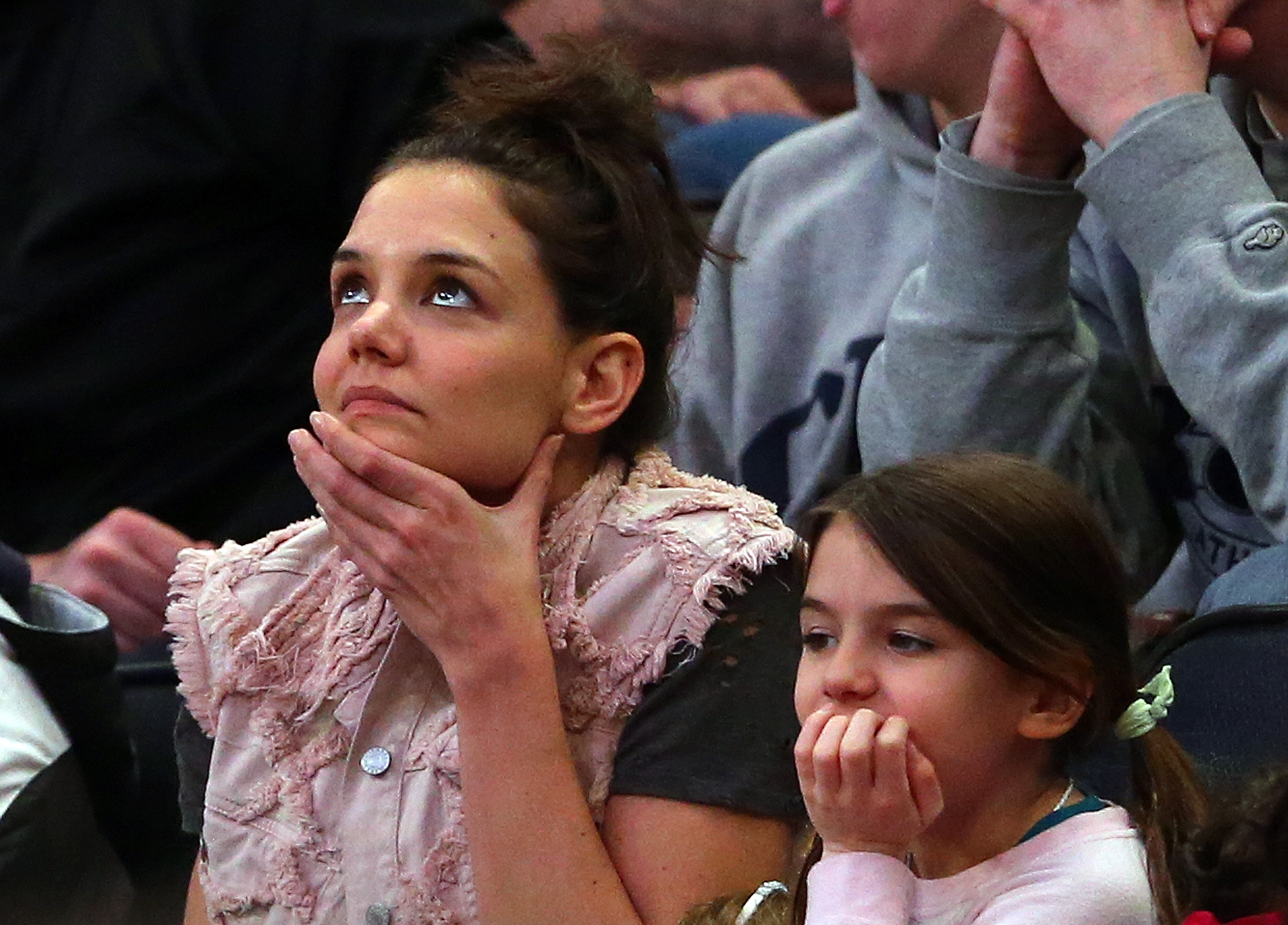 suri-cruise-katie-holmes-jogo-basquete