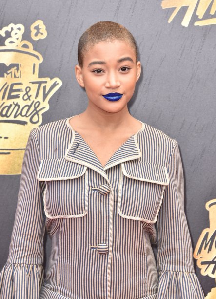 Levemente arqueadas, as sobrancelhas da Amandla Stenberg seguem a linha definidinha, mas natural.