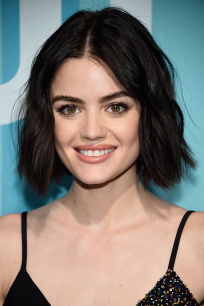 A marca registrada da Lucy Hale são as sobrancelhas grossas, mas acredita que ela disse que <a href="https://performance.capricho.abril.com.br/beleza/a-atriz-lucy-hale-revelou-seu-maior-arrependimento-de-beleza/">exagerava na pinça quando era mais nova</a>?