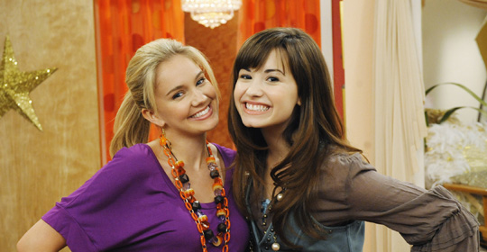 Tiffany Thornton e Demi Lovato em Sunny Entre Estrelas