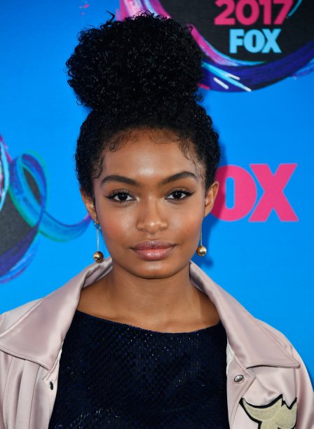 Yara Shahidi é uma das adeptas da ~monocelha~. Mas a atriz já mostrou <a href="https://www.instagram.com/p/BYgZvbXgQYr/?taken-by=yarashahidi">em seu Instagram</a> que também remove alguns pelinhos se o trabalho exige.