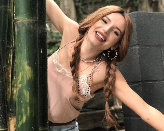 Bella-Thorne-trança-dos-dois-lados-sagitário-signo