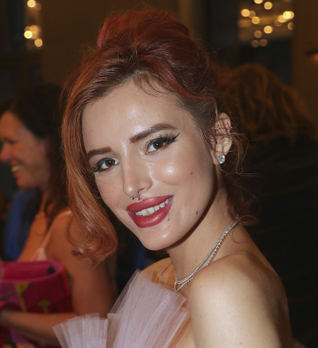 Bella-Thorne-franja-lateral-penteado-cabelo