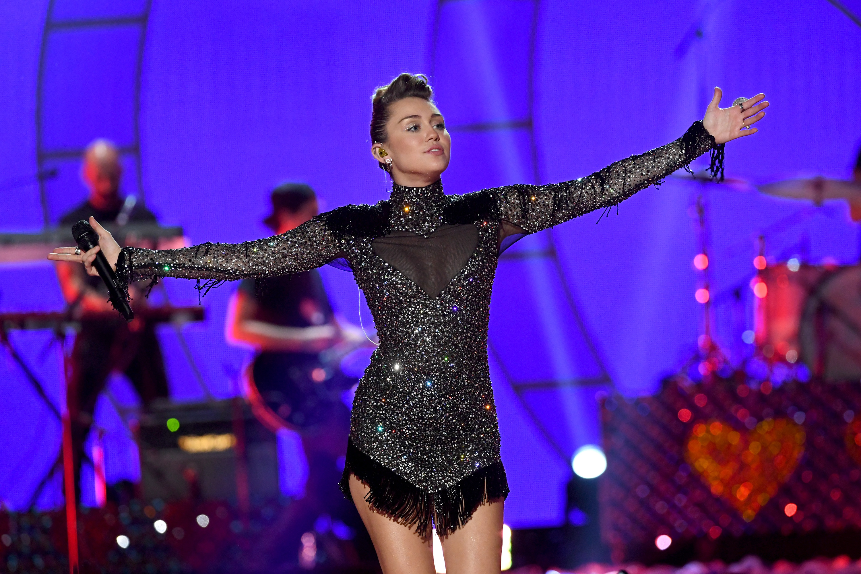 miley-cyrus-vestido-de-estilista-brasileiro-iheartmusic