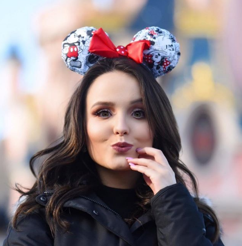 larissa manoela revela ter coleção de orelhinhas da minnie