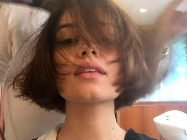 sophie-charlotte-cabelo-platinado-antes Sophie Charlotte posando para selfie com cabelo e franja cobrindo seu rosto