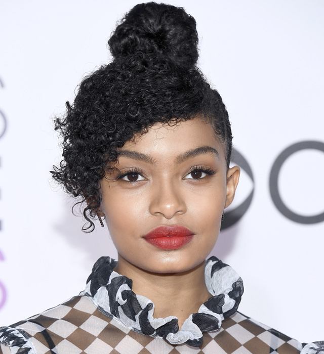 Yara-Shahidi-franja-lateral-penteado-cabelo