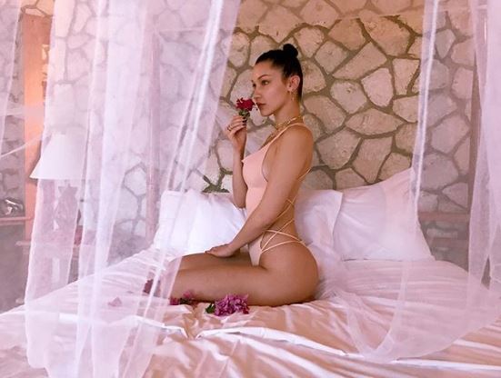 As amarrações também foram a escolha da Bella Hadid. As amarrações também foram a escolha da Bella Hadid.