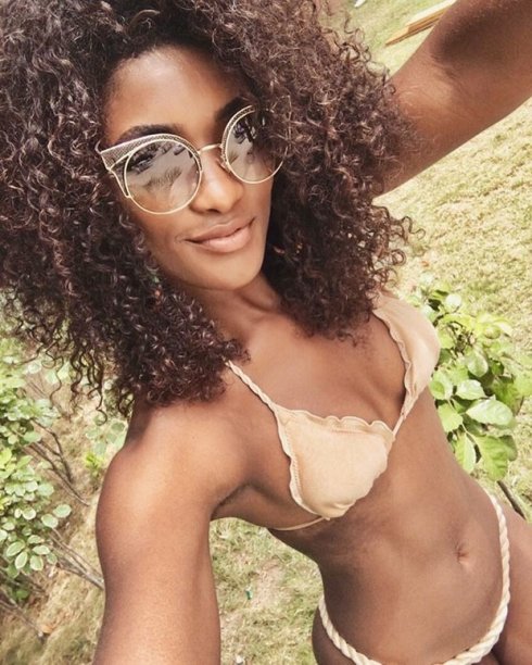 A atriz Erika Januza escolheu um modelo cortininha com babadinhos. A atriz Erika Januza escolheu um modelo cortininha com babadinhos.