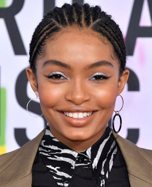 Yara Shahidi escolheu olho metalizado + boca nude. Uma dupla dessas, bicho!