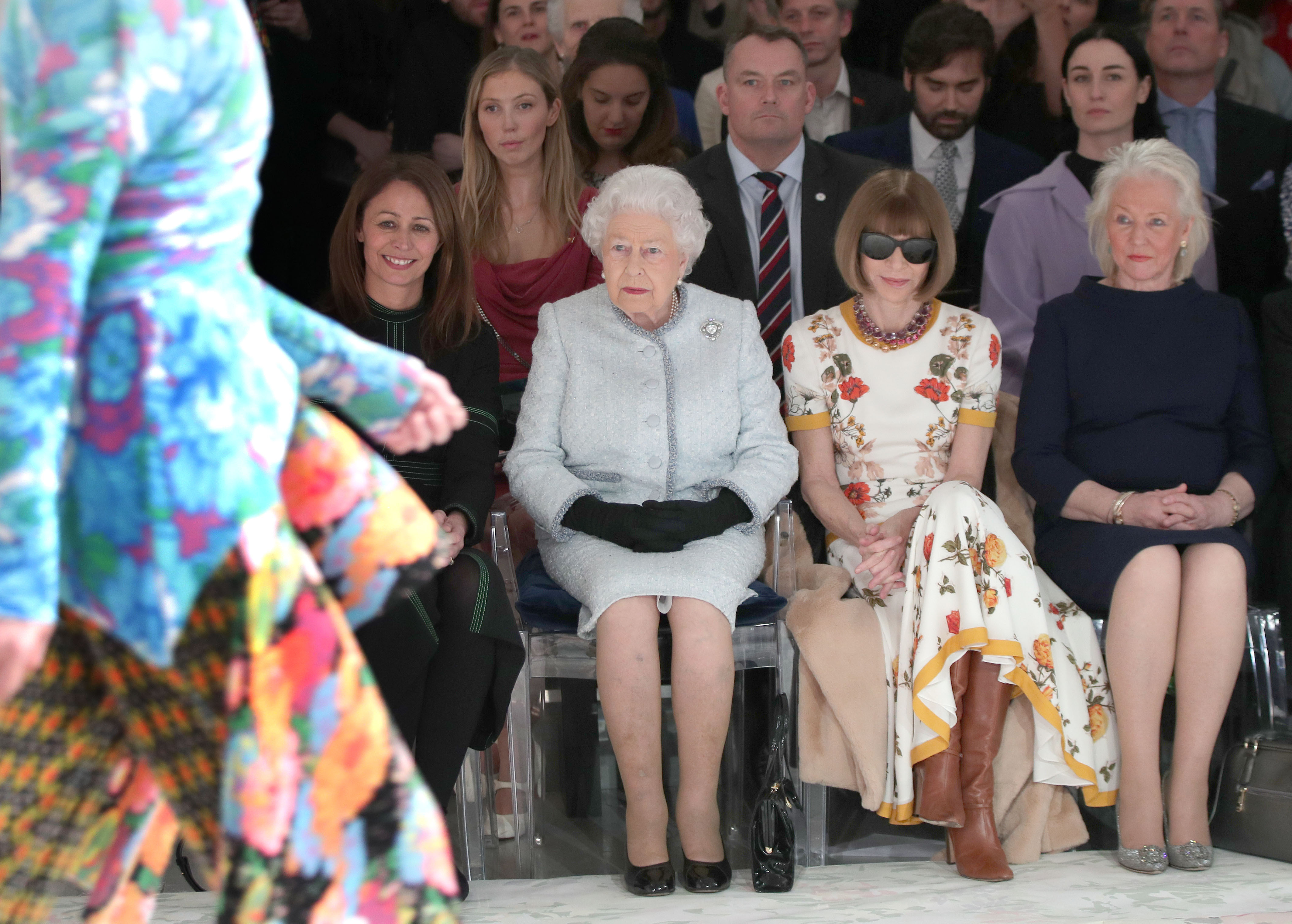 rainha-elizabeth-desfile-de-moda-londres