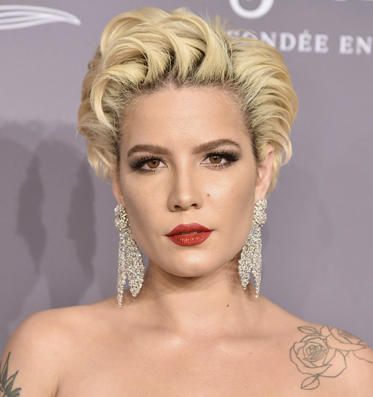 halsey-faz-a-propria-maquiagem-1