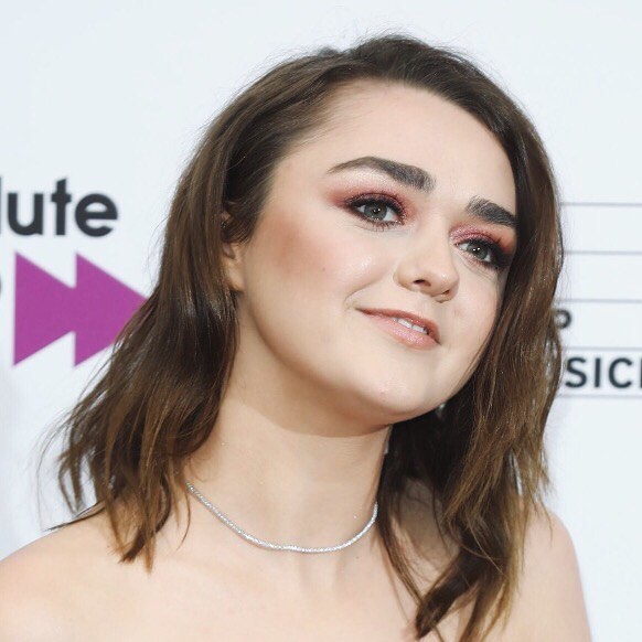 maisie-williamns-faz-a-própria-maquiagem