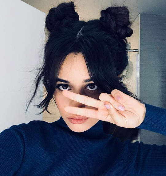 camila-cabello-penteados-space-buns