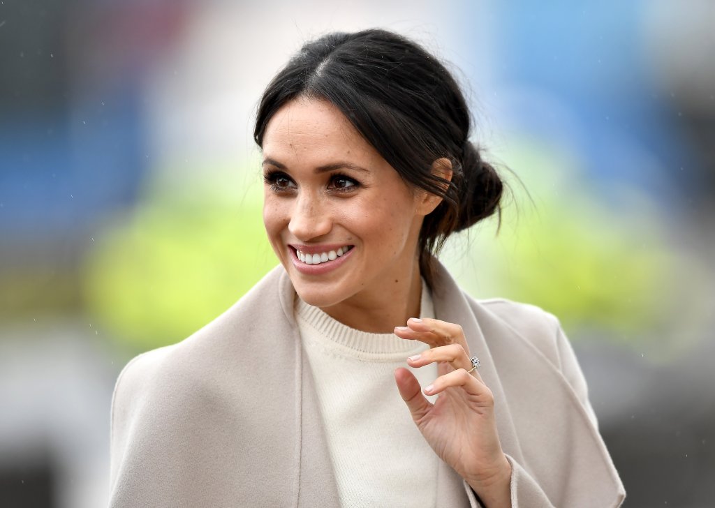 meghan-markle-coque-lateral-tradição-real